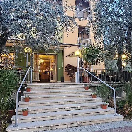 Garden Hotel 2*
